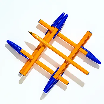 Długopisy BIC z aranżacji typu stos z użyciem ostrego światła, które rzucają naturalne cienie