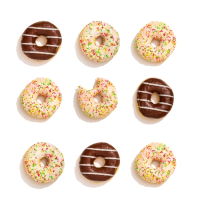 Pączki typu donut w kompozycji na białym tle